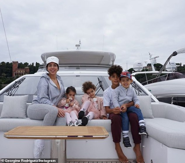 لطيفة جدًا: شاركت جورجينا الأسبوع الماضي صورة عائلية لطيفة لها على متن يخت مع العائلة التي تشاركها مع المهاجم البرتغالي كريستيانو ، الذي أثبت مؤخرًا إصابته بفيروس Covid-19