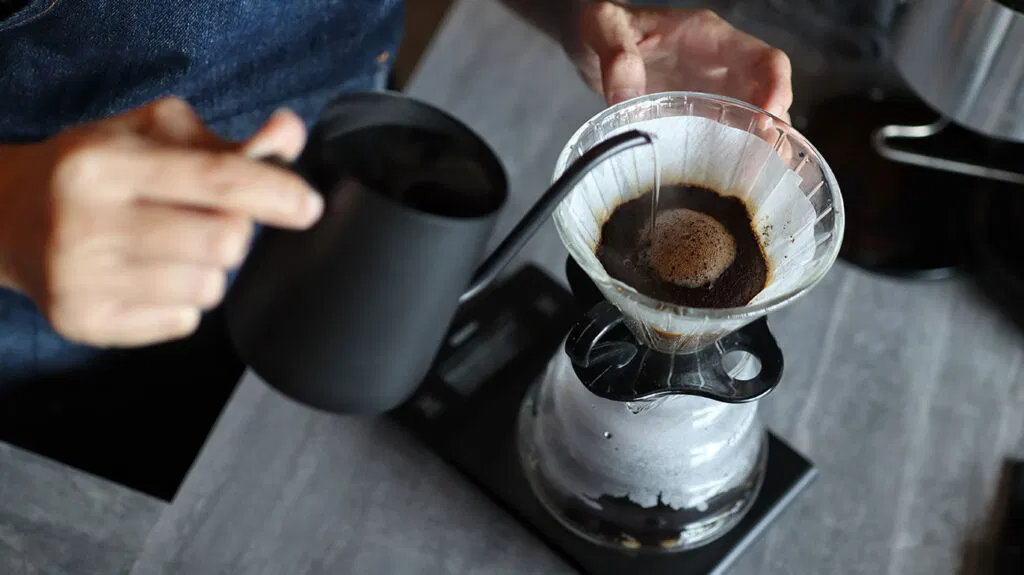 يتساءل المرء أن القهوة ترفع ضغط الدم أثناء الاستعداد لصب فنجان من القهوة.