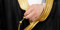 كيف يتم لبس البشت السعودي؟ طريقة لبس البشت في العيد للرجال؟
