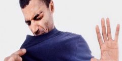 بخطوات بسيطة | طريقة التخلص من رائحة العرق في الملابس؟