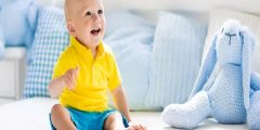 متى يصبح الطفل قادر على الجلوس وهل يمكن ان يحبو الطفل قبل الجلوس؟!؟