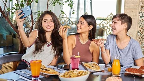 مطعم بنغلاديش في عيد الأم في الإمارات العربية المتحدة مطعم بنغلاديش في عيد الأم في الإمارات العربية المتحدة