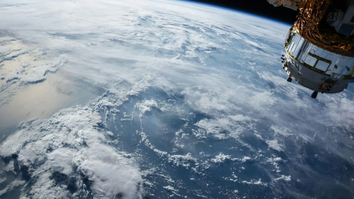 يقلل الاعتماد على شحنات إعادة الإمداد الأرضية الباهظة الثمن